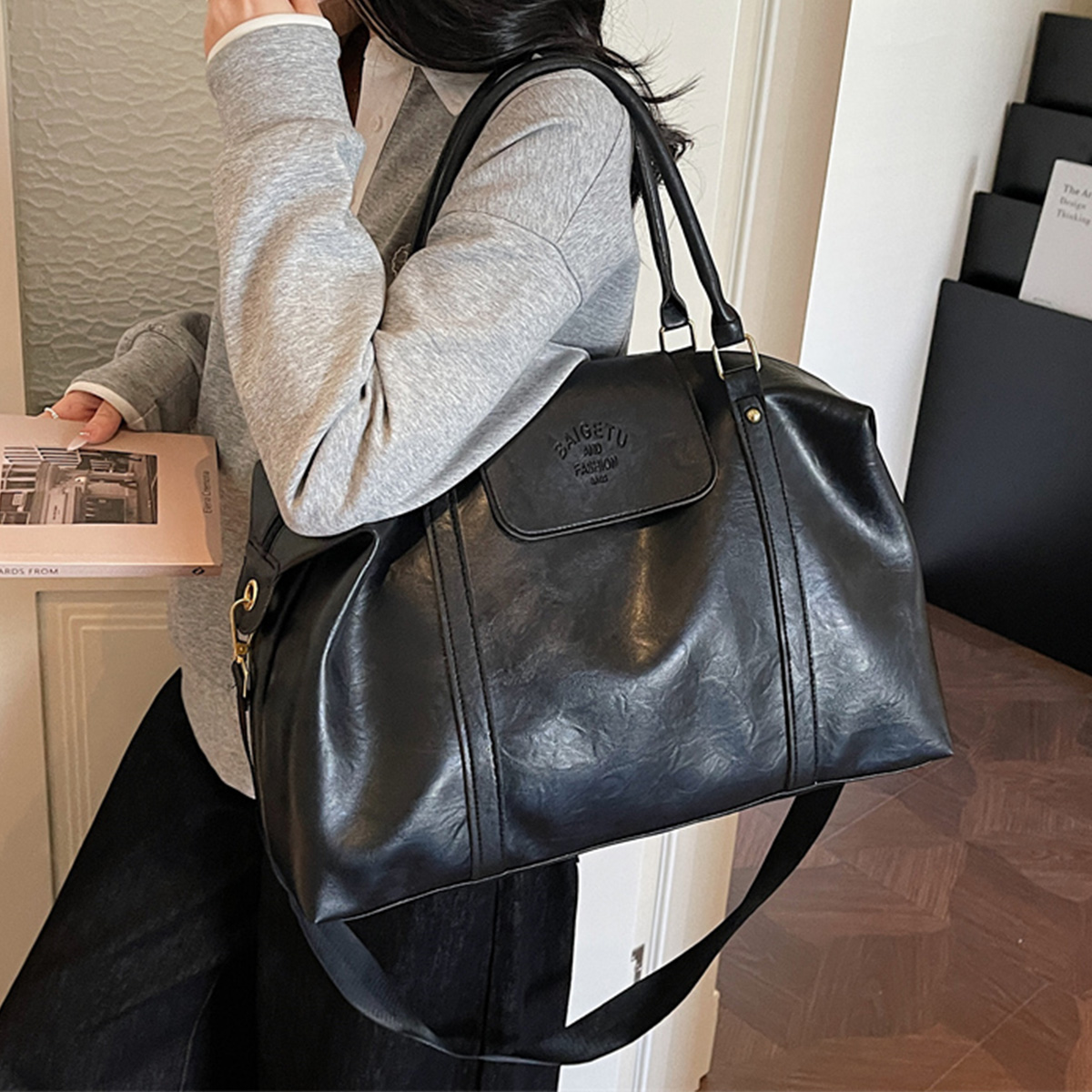 Women Bags For Airport - حقيبة كروس من الجلد اللامع ذات