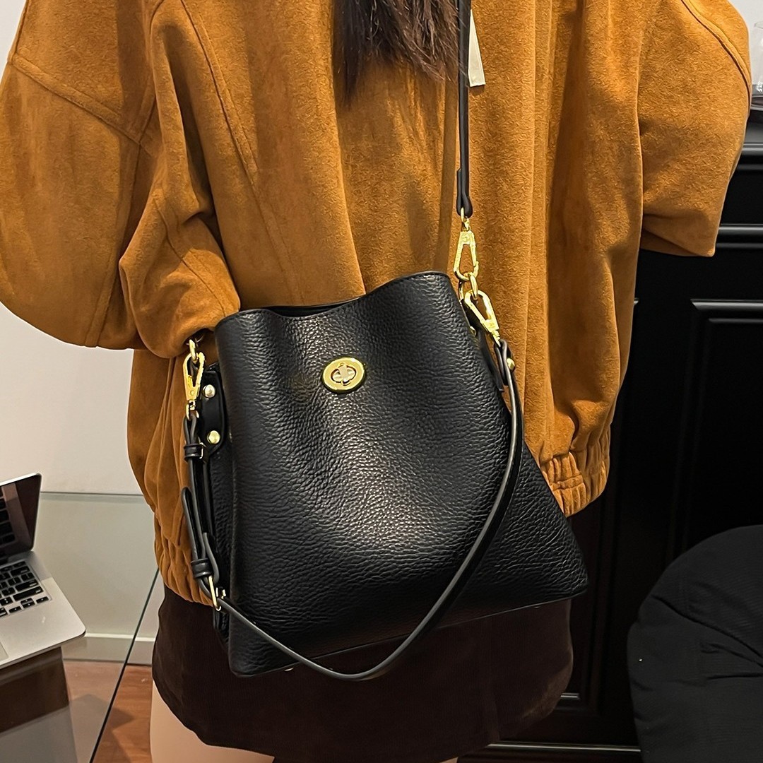 حقائب يد نسائية من الجلد الصنا - مراجعة Women Bags For Airport وسعره