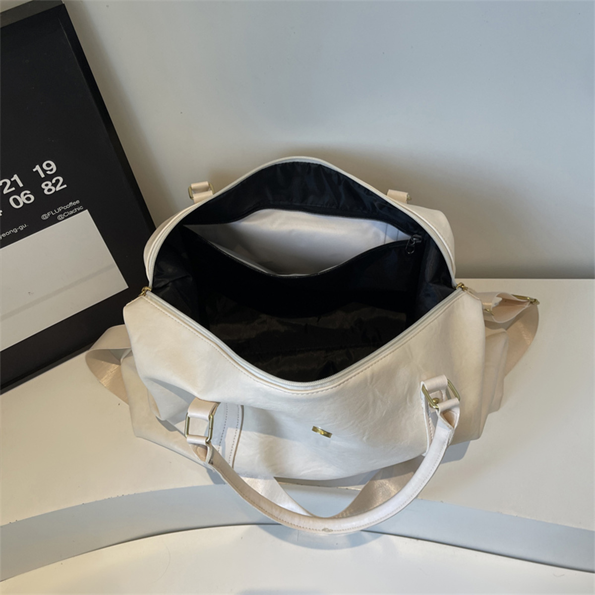حقيبة كروس من الجلد اللامع ذات - مراجعة Women Bags For Airport وسعره