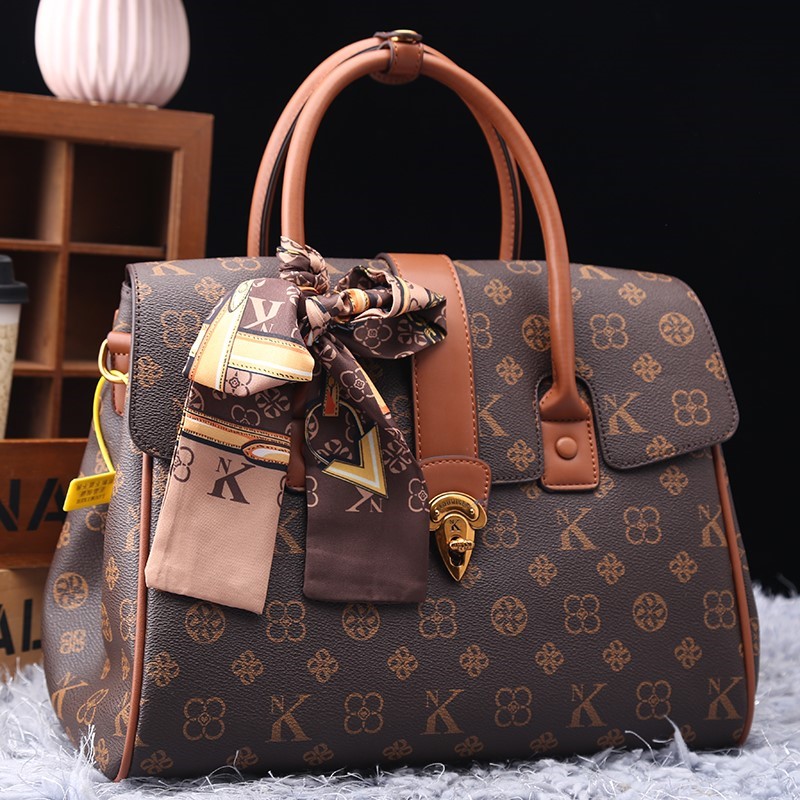 حقيبة نسائية ماركة فاخرة خفيفة - مراجعة Women Bags High End Brands وسعره
