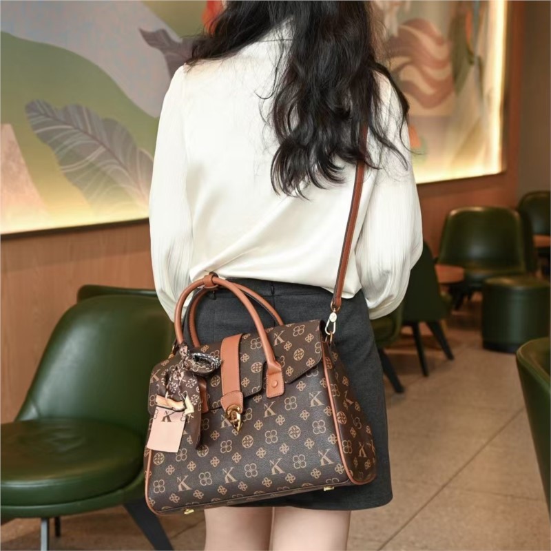 حقيبة نسائية ماركة فاخرة خفيفة - مراجعة Women Bags High End Brands وسعره
