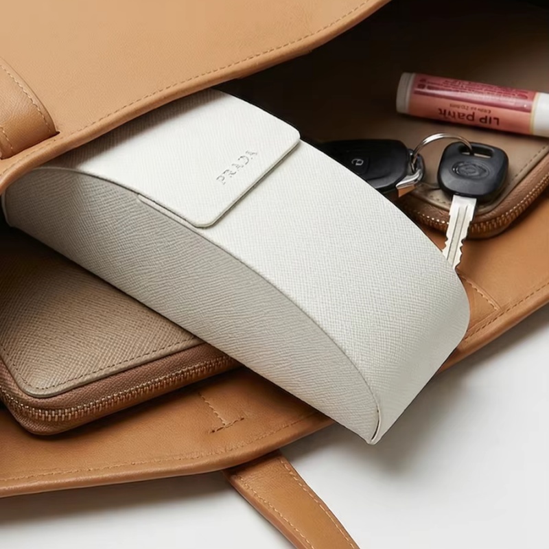 علبة نظارات شمسية فاخرة من برا - مراجعة Women Bags Prada وسعره